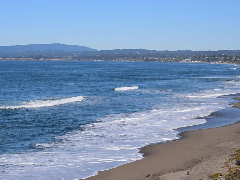 452 Oceanview Dr — Photo 1