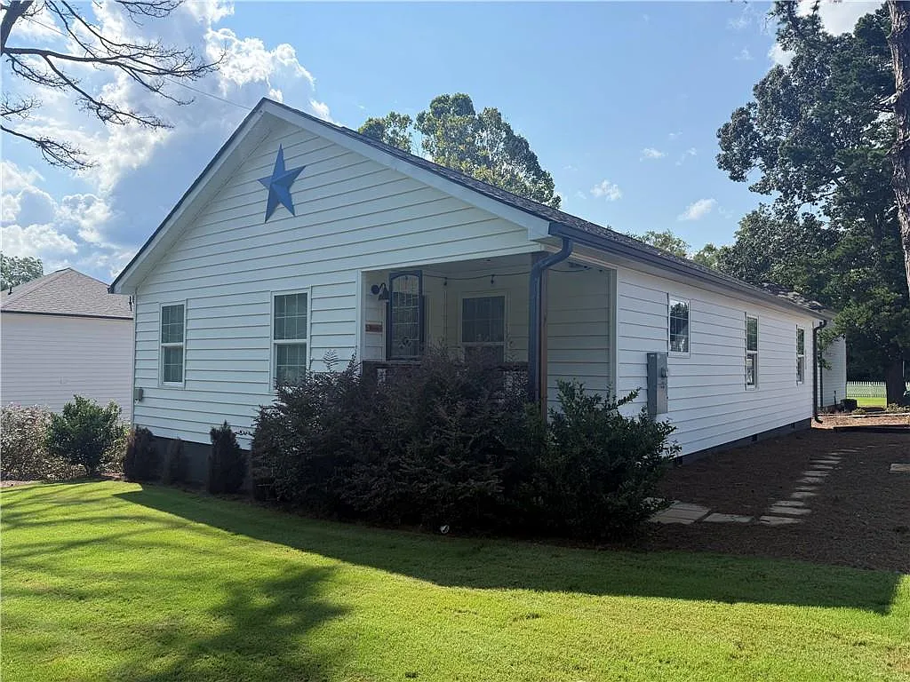 3 bed, 2.0 bath, 1386 sqft, $1,895 — Photo 1