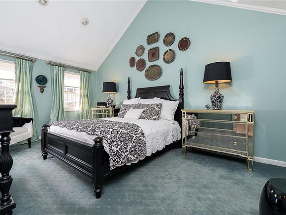 4th image of 10 Crestwood Ln