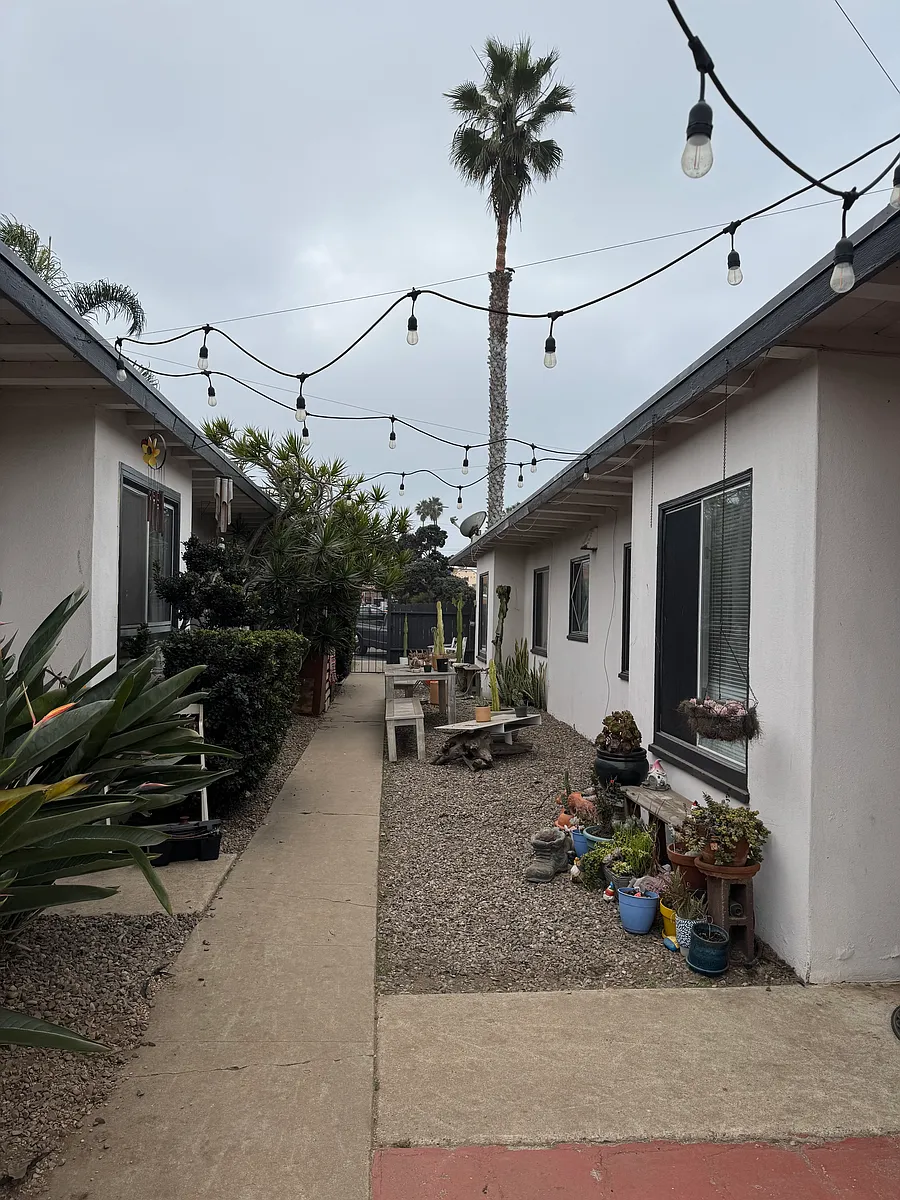 Building Photo - 4974 Santa Monica Ave