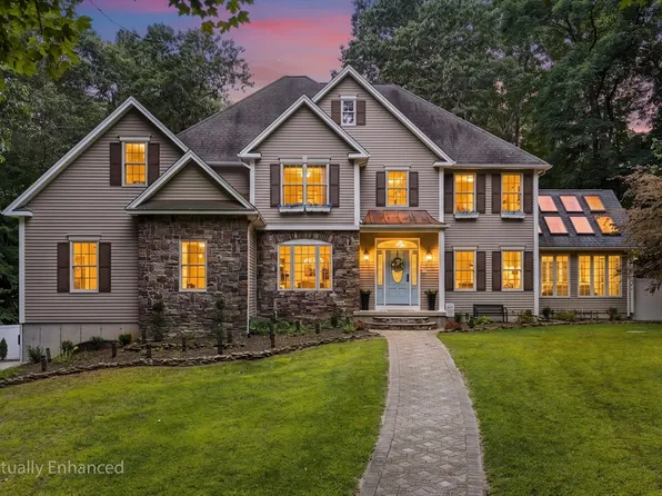 4 Iroquois Ln, Wilbraham, MA 01095