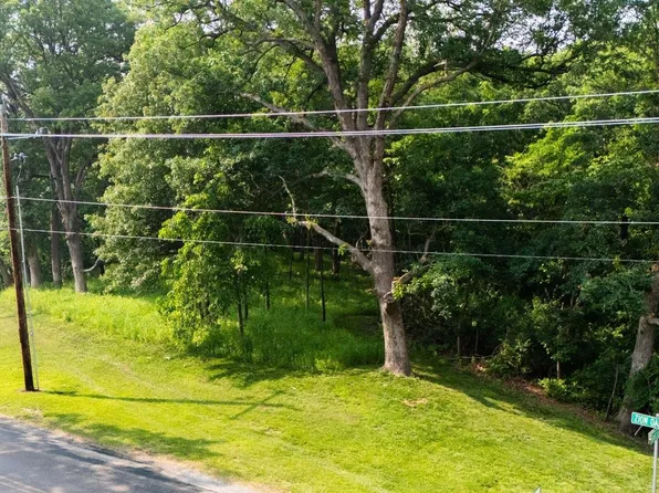 3041 Zion Oaks Rd, Pekin, IL 61554