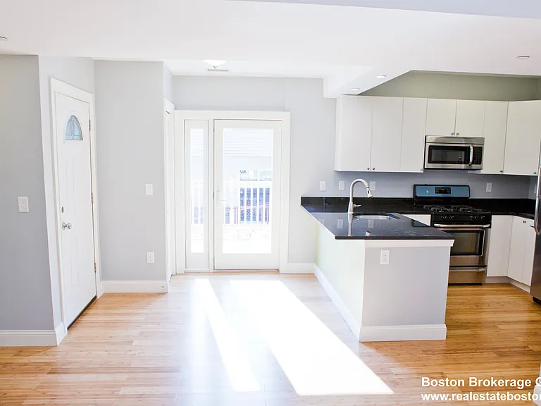 35 Forbes St #2L — Photo 2