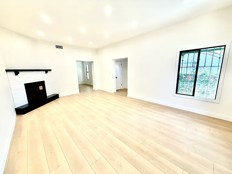 6132 Whitsett Ave — Photo 5