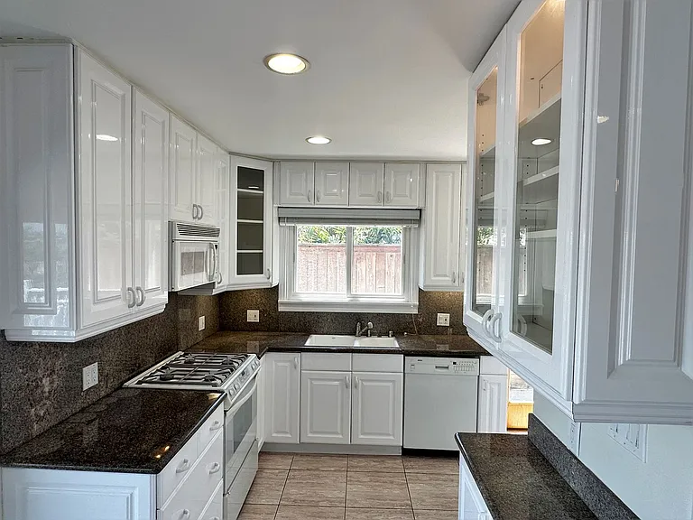 7410 Earldom Ave — Photo 3