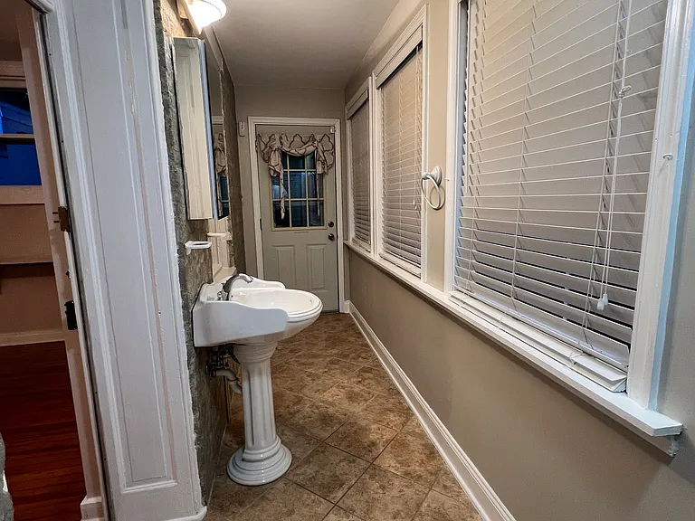340 N Market St — Photo 32