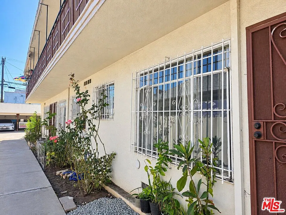 1 bed, 1.0 bath, 5481 sqft, $1,950 — Photo 2
