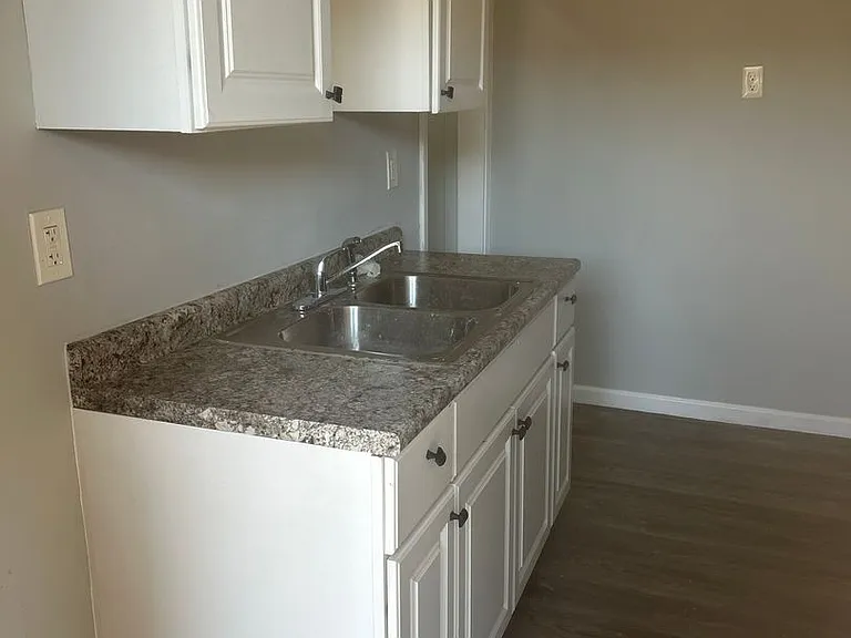 17568-70 Lakeshore Blvd #9 — Photo 5