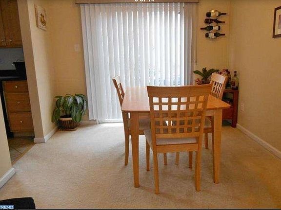 Dining Room : There is a beautiful community patio area outside!