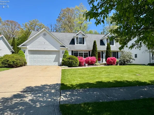 743 Dogwood Ln, Vermilion, OH 44089