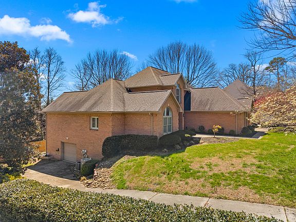 3rd image of 1075 Saint Ives Ct