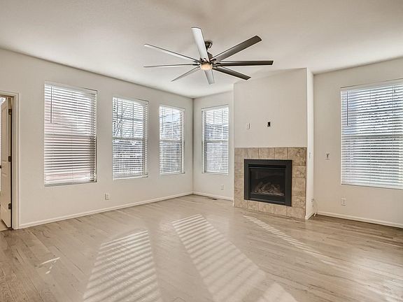 Livingroom with fireplace