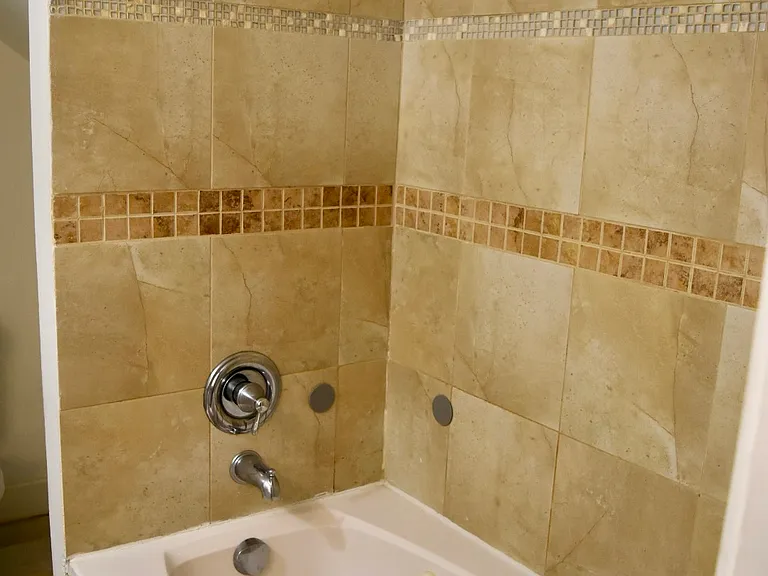 Shower/Bathtub to bedroom 2