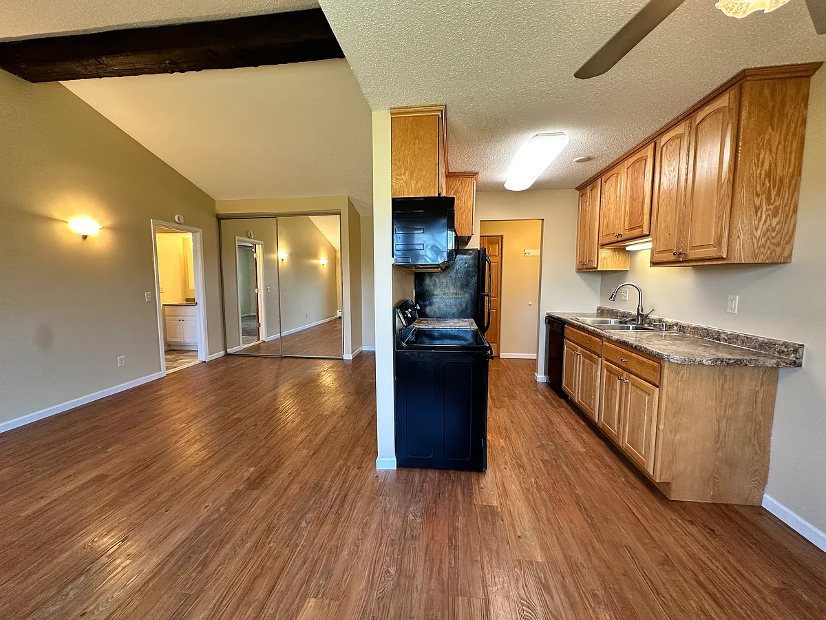 Building Photo - 817 Smetana Rd #6
