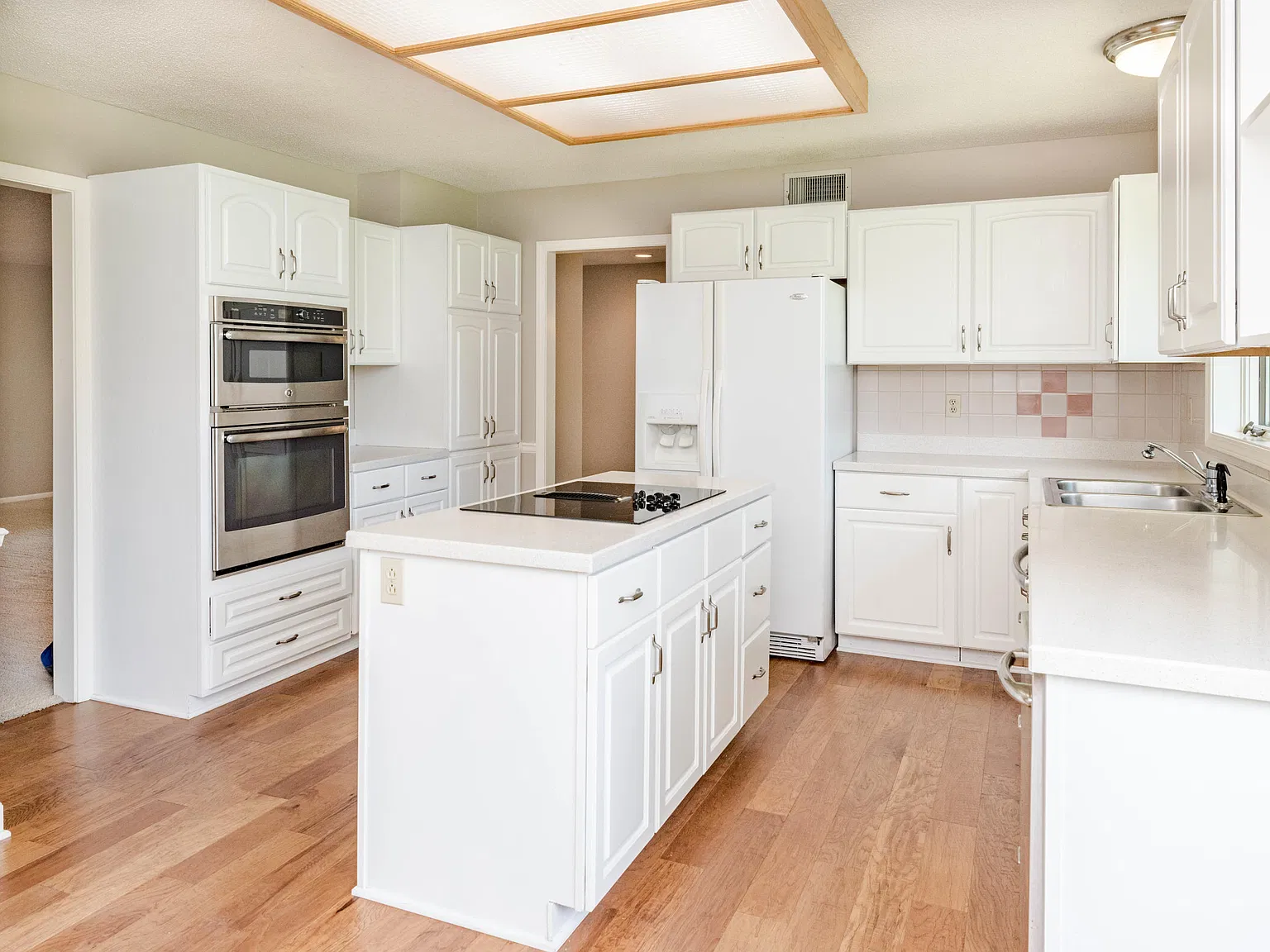 3 bed, 2.0 bath, 2000 sqft, $3,000 — Photo 3