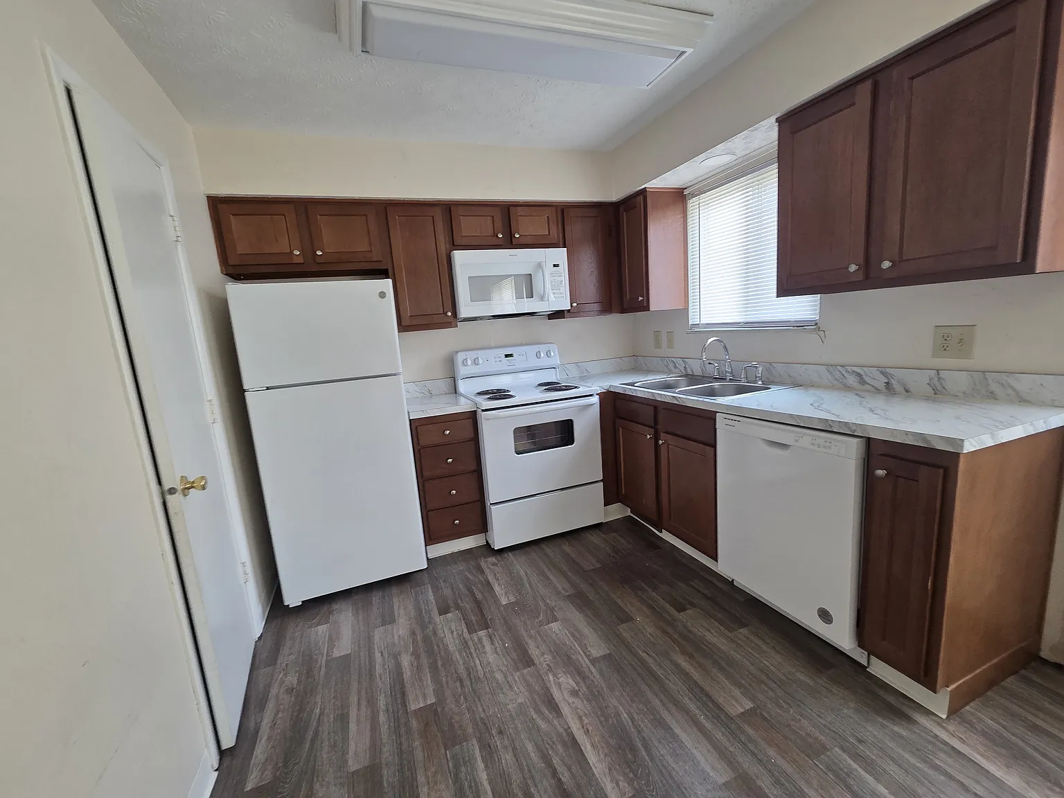 2 bed, 1.5 bath, 910 sqft, $1,295 — Photo 4