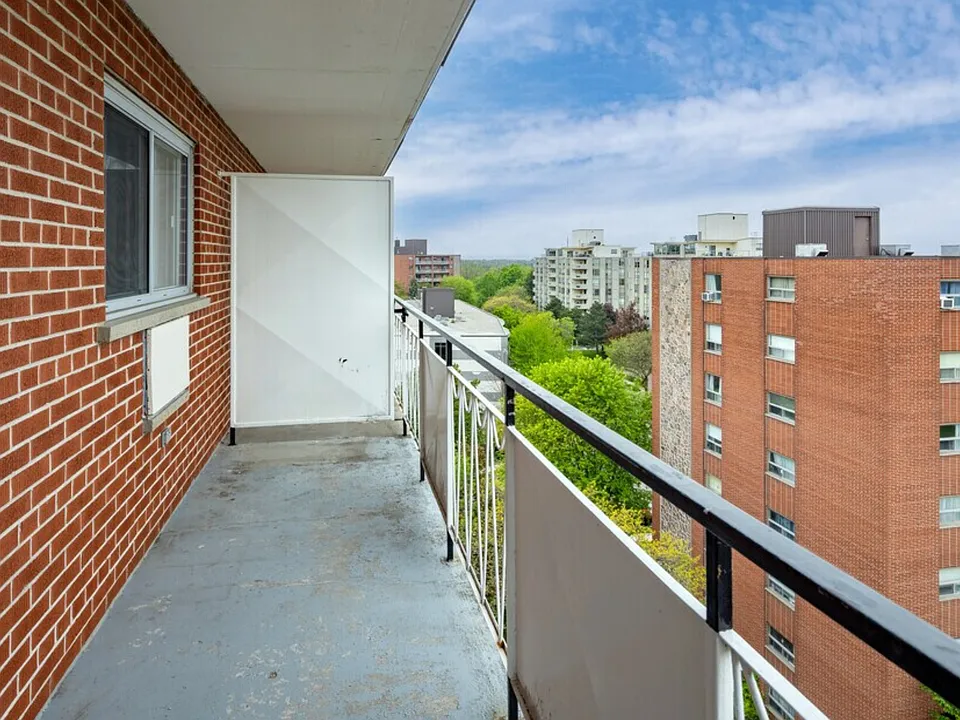 38 King St W