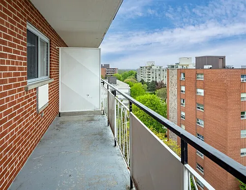 38 King St W Photo 1