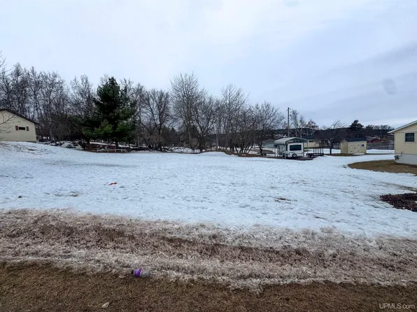 615 Kennedy Rd, Iron Mountain, MI 49801