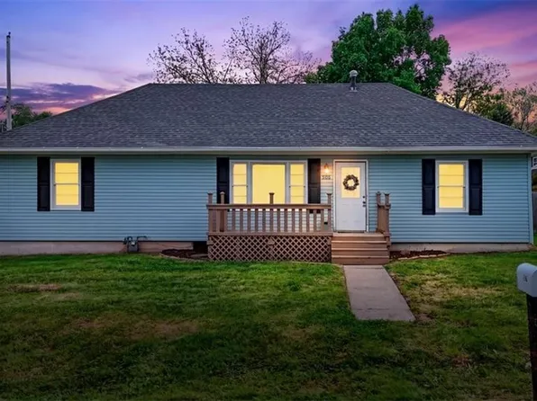 506 E 1st St, Tonganoxie, KS 66086
