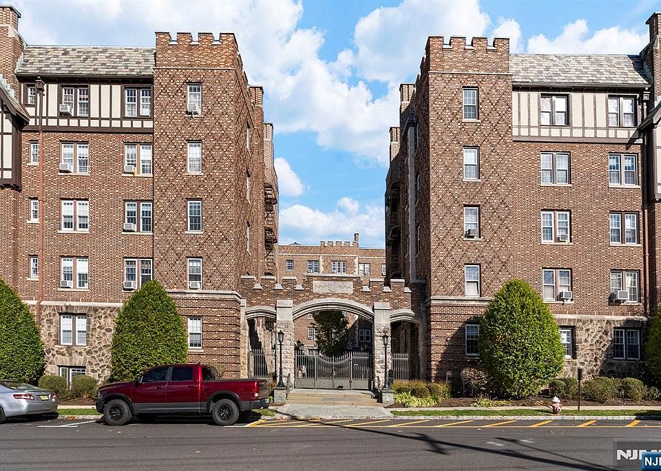 1st image of 275 Engle St APT F3