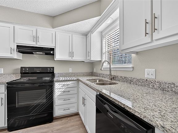 5th image of 2103 N East Oaks Dr