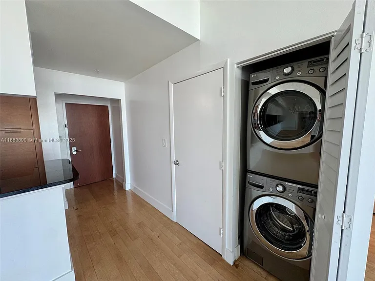 31 SE 5th St #3817 — Photo 8