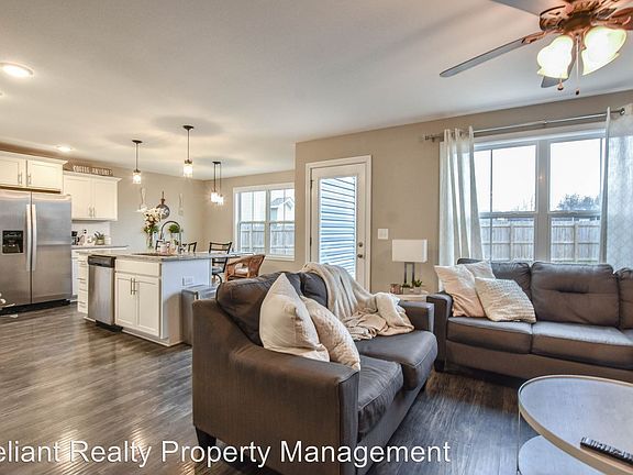 5th image of 1822 Camelot Dr