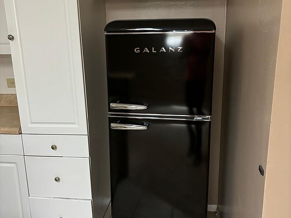 Furnished Kitchen with 10 CU FT Refrigerator