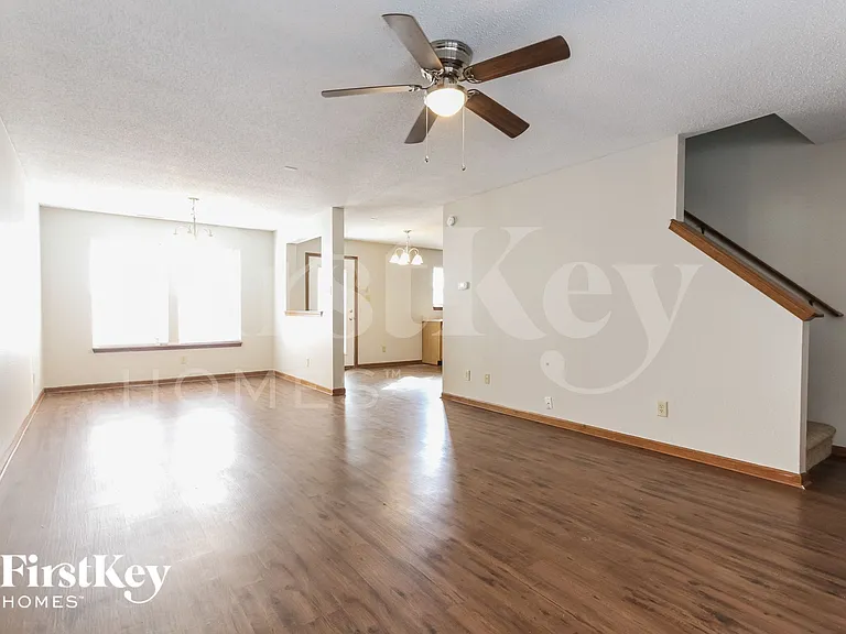 301 Sunbeam Ln — Photo 2
