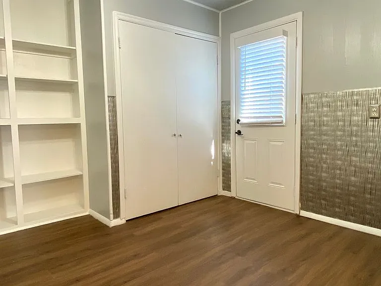 429 W Hurd St — Photo 4