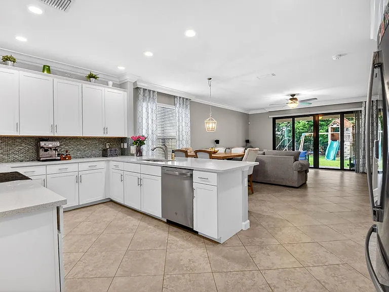 9062 Gulf Cove Dr — Photo 3