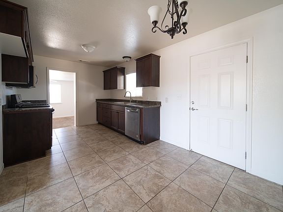 4th image of 3210 E Kaweah Ave