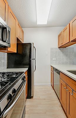 4th image of 250 E 40th St APT 32A
