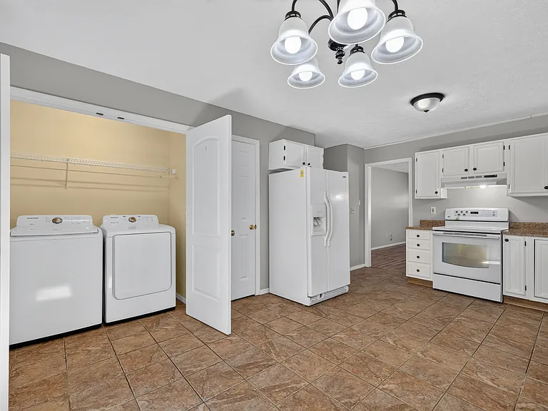 1339 S Hickory Grove Ln — Photo 6