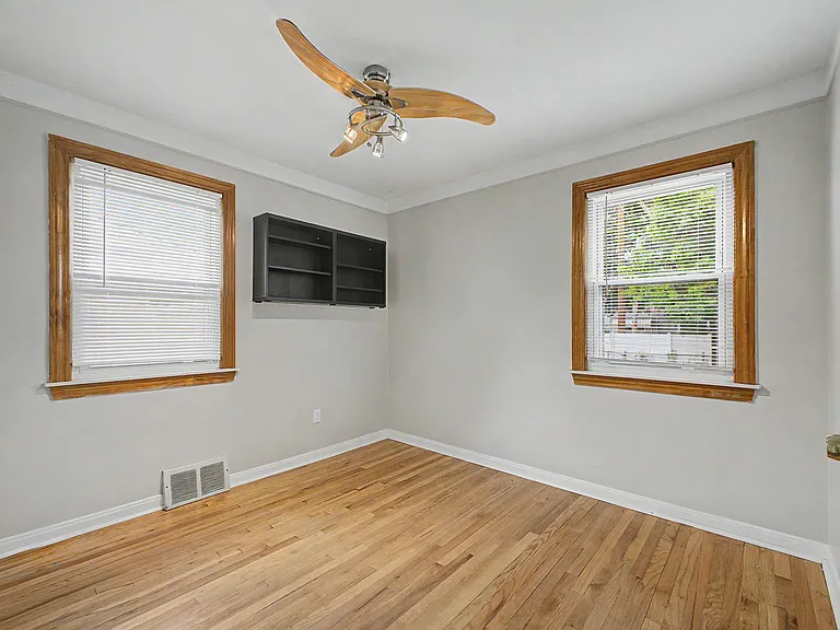 15587 Russell Ave — Photo 18