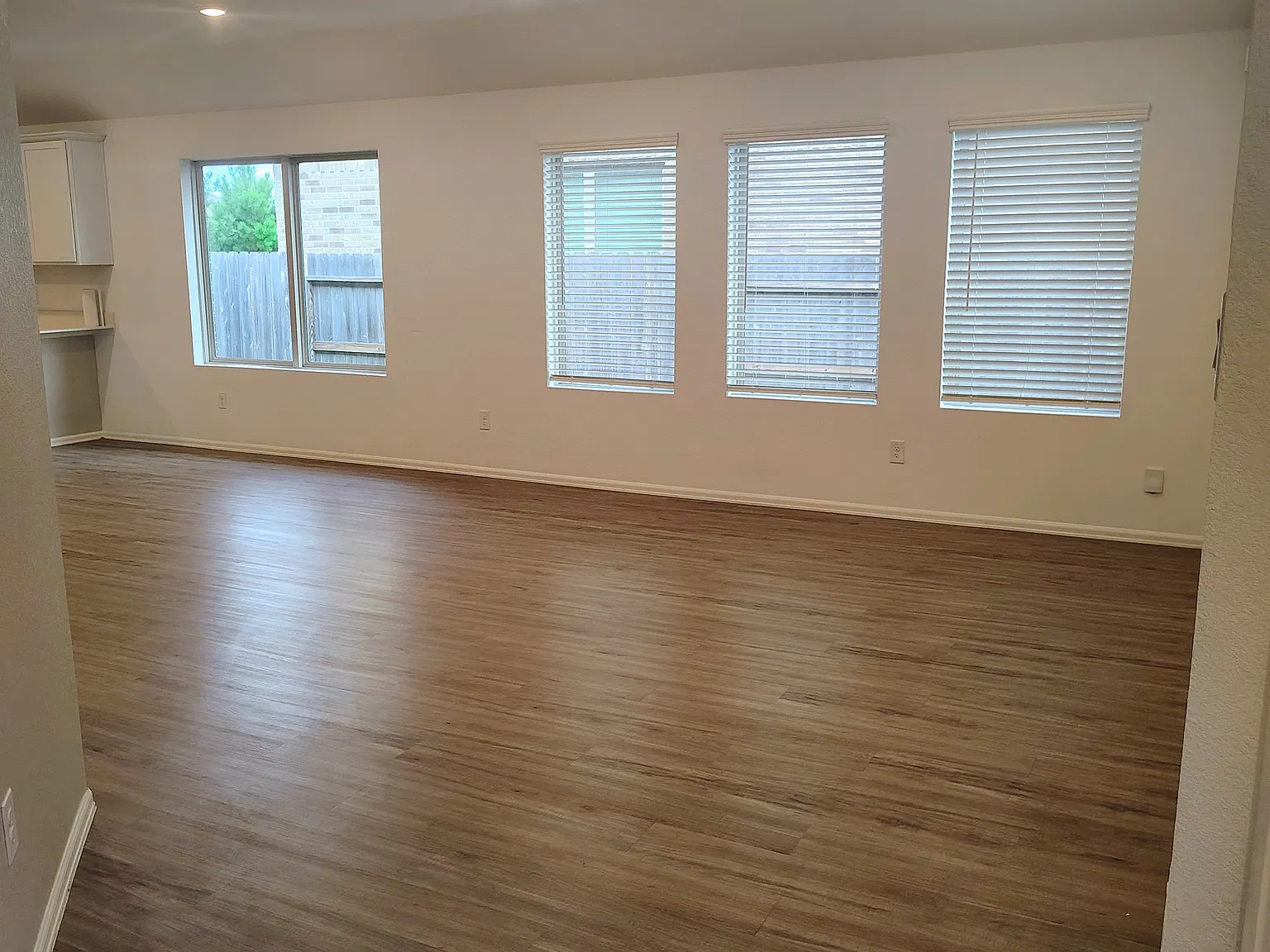 3 bed, 1701 sqft, $1,950 — Photo 3