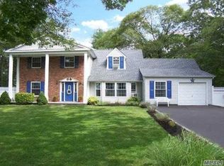 9 Beecher St, Coram, NY 11727