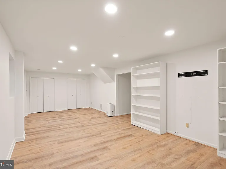 8330 Wickham Rd — Photo 46