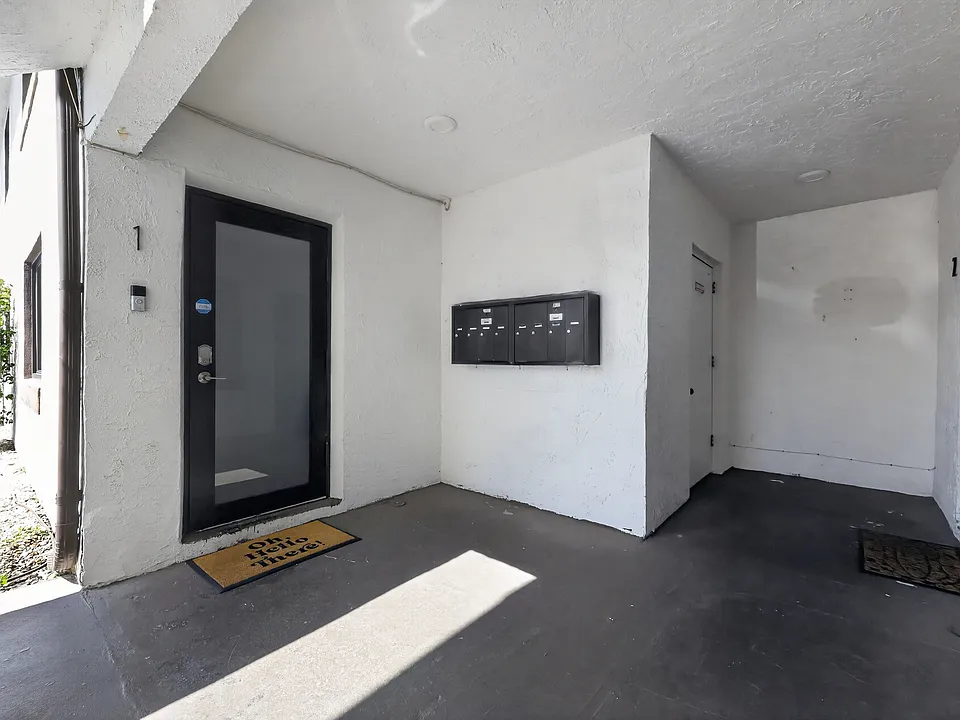 200 NW 25th St #1