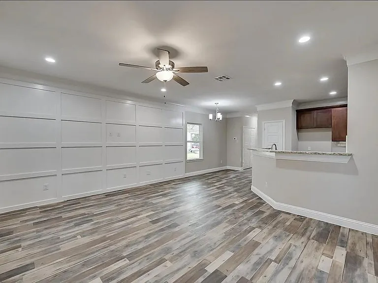 1707 Ash Crescent St — Photo 6