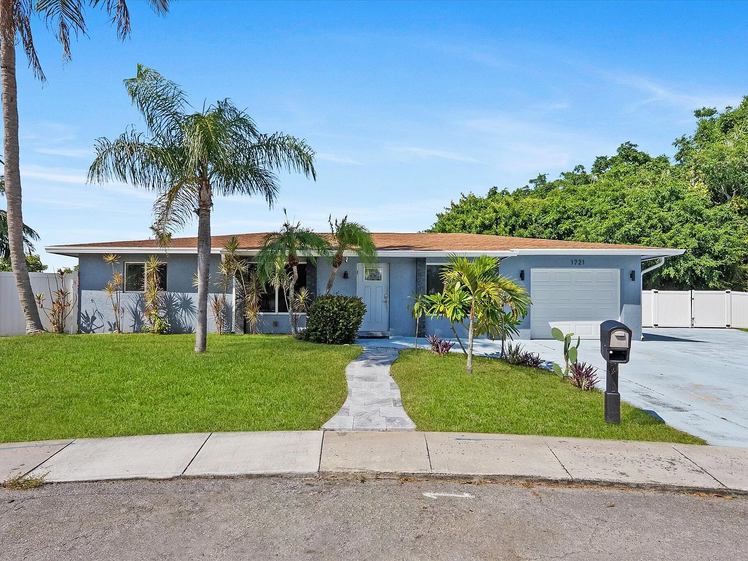 4 bed, 2.0 bath, 1995 sqft, $4,750 — Photo 1