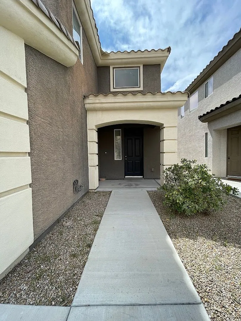 Beautiful 3 bed 3 bath Southwest Home with granite countertops and stainless steel appliances in ... — Photo 2