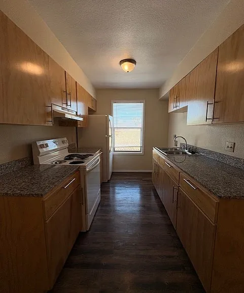 Sunshine Village Apartments — Photo 10