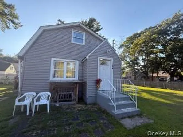 184 Caleb's Path, Brentwood, NY 11717