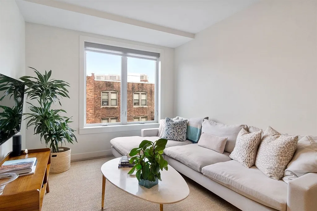 1 bed, 1.0 bath, 849 sqft, $3,900 — Photo 2