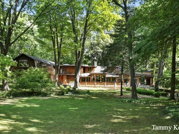 2450 Lakeshore Dr, Fennville, MI 49408