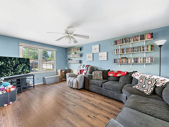 3rd image of 1238 Peacock Ln