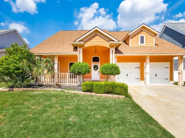1009 Wisteria Ln, Aubrey, TX 76227