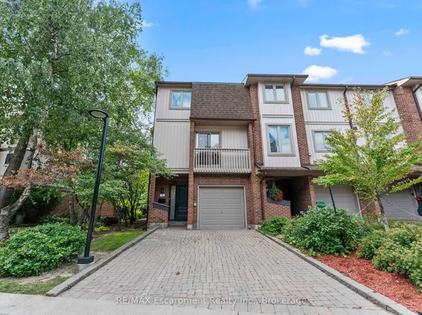 1160 Walden Cir #9, Mississauga, ON L5J 4J9